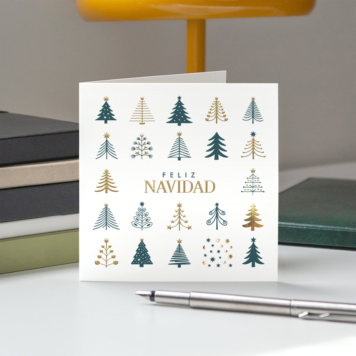 Bosque Geométrico | Tarjeta de Navidad dorada • Cuadrada plegable photo N° 5