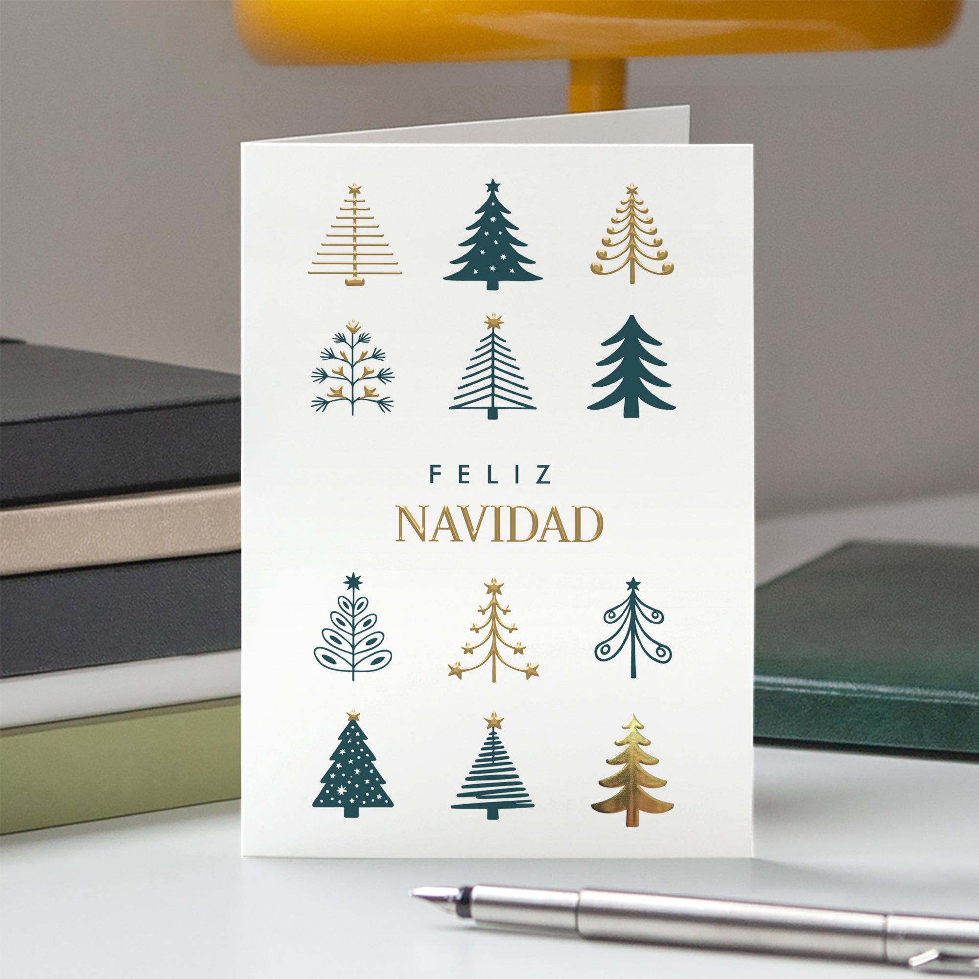 Bosque Geométrico | Tarjeta de Navidad dorada • Vertical plegable photo N° 5